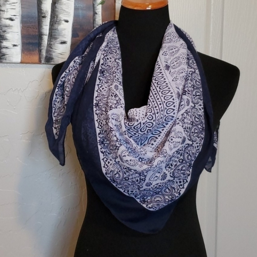 Large Scarf - Picture 2 of 5